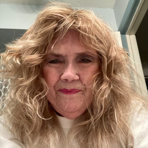 Meet your Posher, Sandra - Picture 3 of 6